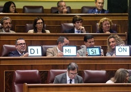 Los diputados del PP Javier José Folch, Pedro Ignacio Gallardo, Silverio Argüelles y Alma Alfonso Silvestre durante el pleno de este jueves.