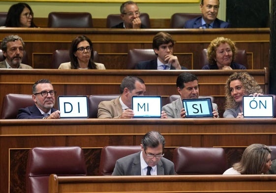 Tensión en el Congreso entre gritos de «dimisión» a Cerdán y a Bolaños