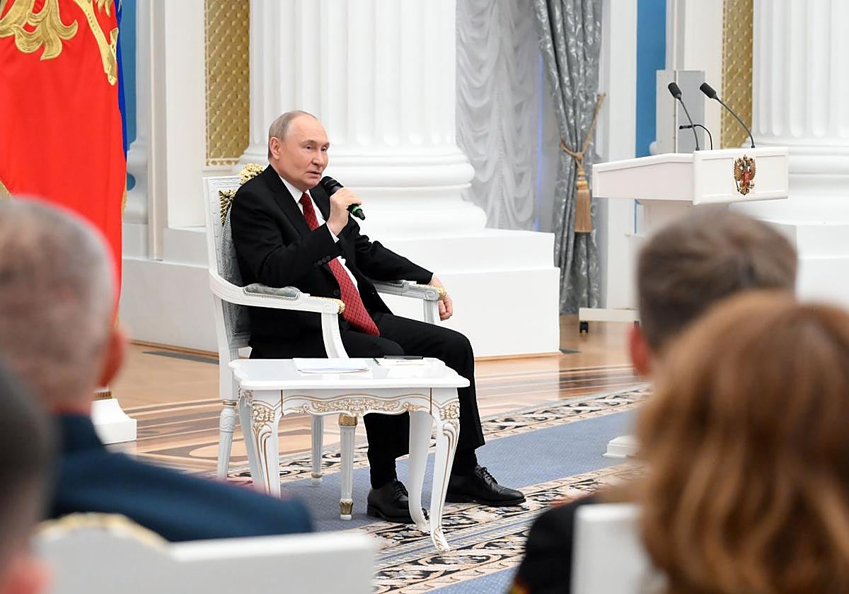 El presidente de Rusia, Vladímir Putin, se reúne con veteranos de guerra con motivo del día nacional.