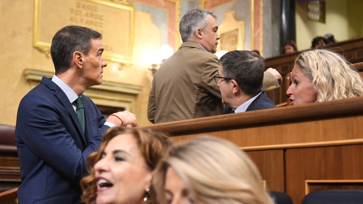 Sánchez mira a Cerdán ayer en el pleno del Congreso mientras el secretario de Organización sube las escaleras hacia su escaño