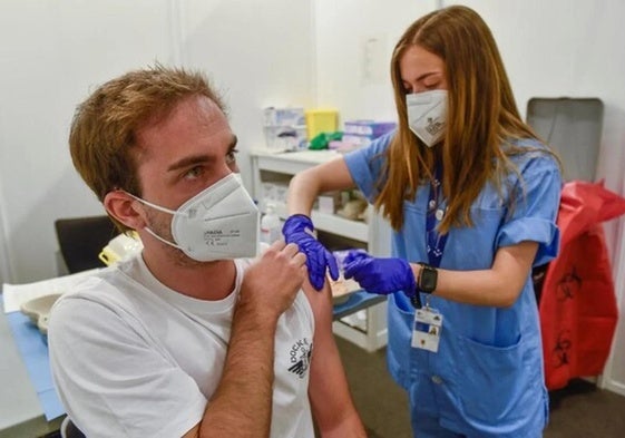 Un joven es vacunado de la gripe en un centro de salud