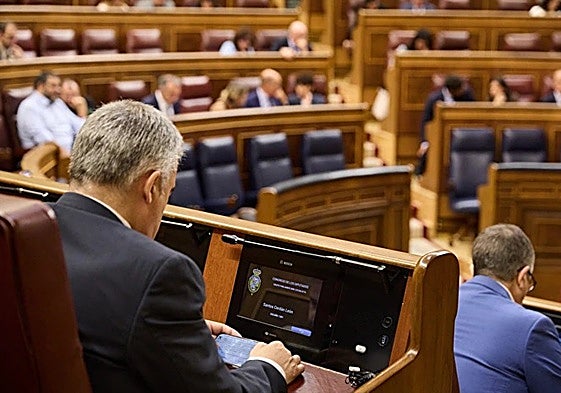 Santos Cerdán consulta en su móvil el informe de la UCO que le incrimina en la sesión del jueves