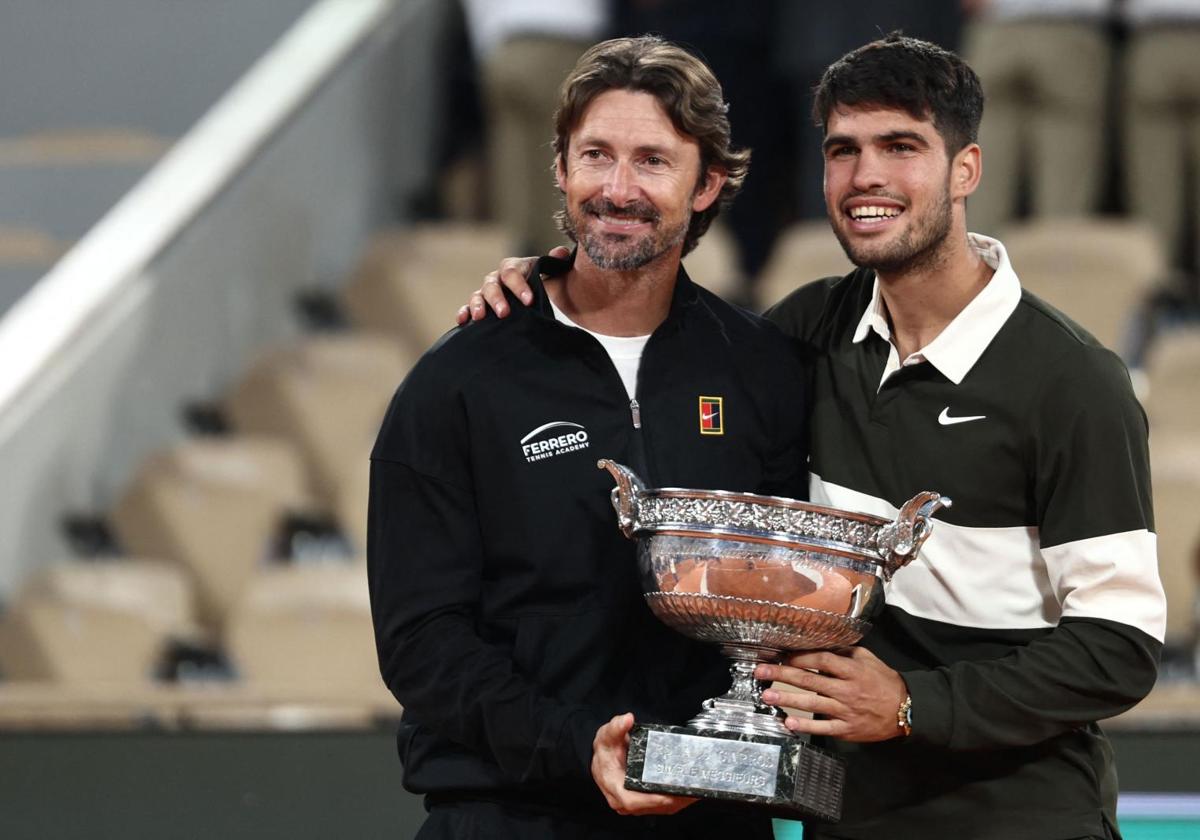 Carlos Alcaraz, junto a su entrenador, Juan Carlos Ferrero, tras la conquista del último Roland Garros.