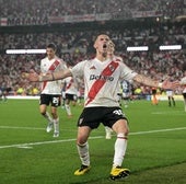Franco Mastantuono celebra un gol con la camiseta de River Plate.