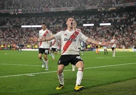 Franco Mastantuono celebra un gol con la camiseta de River Plate.