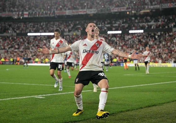 Franco Mastantuono celebra un gol con la camiseta de River Plate.