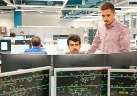 Empleados trabajando en las oficinas de Indra en Madrid.