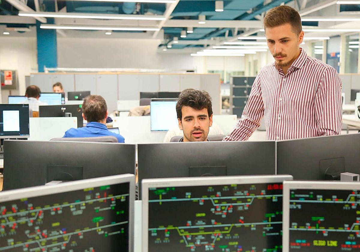 Empleados trabajando en las oficinas de Indra en Madrid.