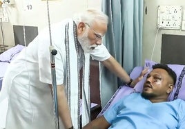 El primer ministro indio, Narendra Modi, visitó el viernes en el hospital al único superviviente de la tragedia aérea.