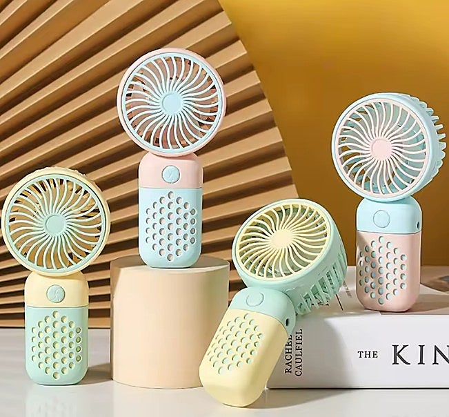 Resfréscate donde estés con estos prácticos ventiladores de mano portátiles que cuestan menos de 20€