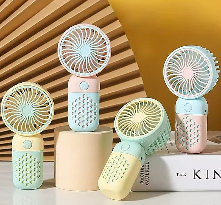 Resfréscate donde estés con estos prácticos ventiladores de mano portátiles que cuestan menos de 20€