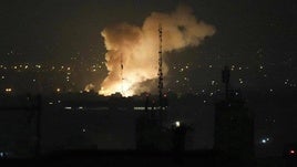 El fuego y el humo surgen de los hangares militares del aeropuerto de Teherán atacados esta madrugada por Israel.