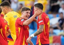 Mikel Jauregizar felicita a Roberto Fernández.