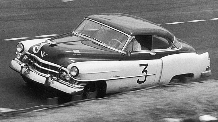 El Cadillac Coupé de Ville, prácticamente de serie, pilotado por Miles y Sam Collier sorprendió por su buen resultado