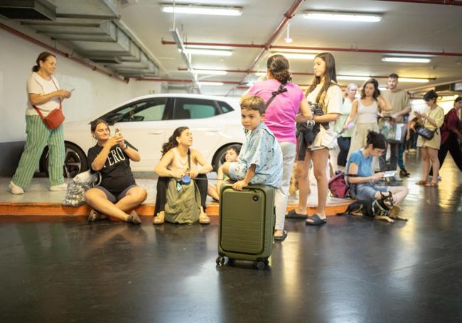Vecinos de Tel Aviv esperan en los garajes a que pase la lluvia de misiles.