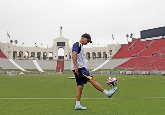 Diego Pablo Simeone controla el balón durante un entrenamiento del Atlético en el estadio Memorial Coliseum en Los Ángeles.