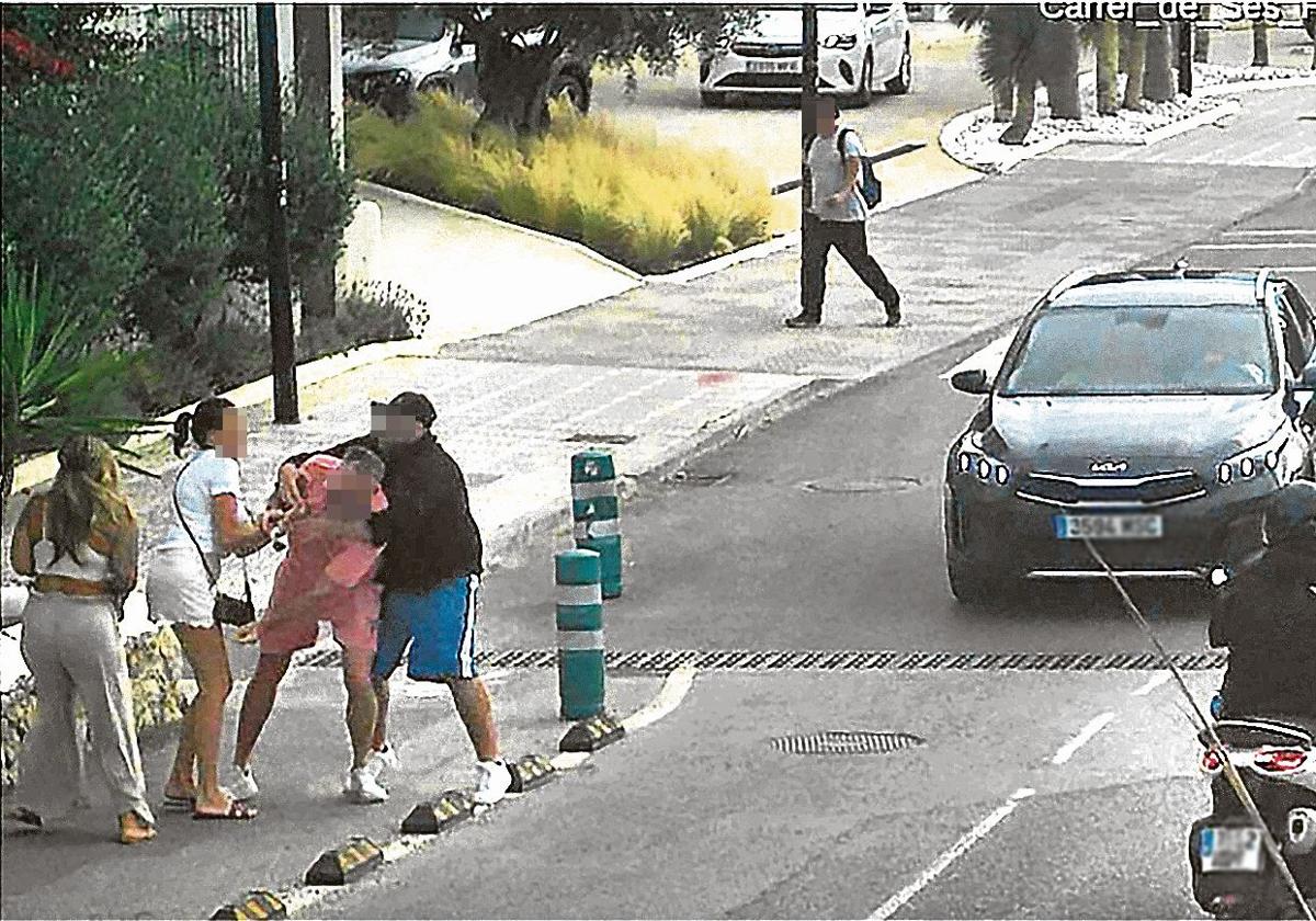 La imagen muestra la agresividad de algunos ladrones para hacerse con las piezas.