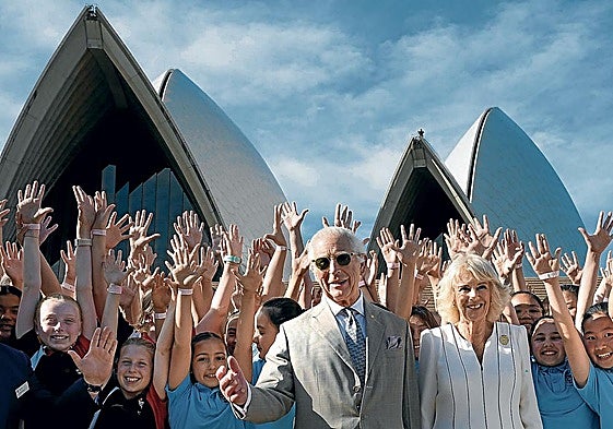 Los reyes posan para una foto grupal durante su visita a la Ópera de Sídney.