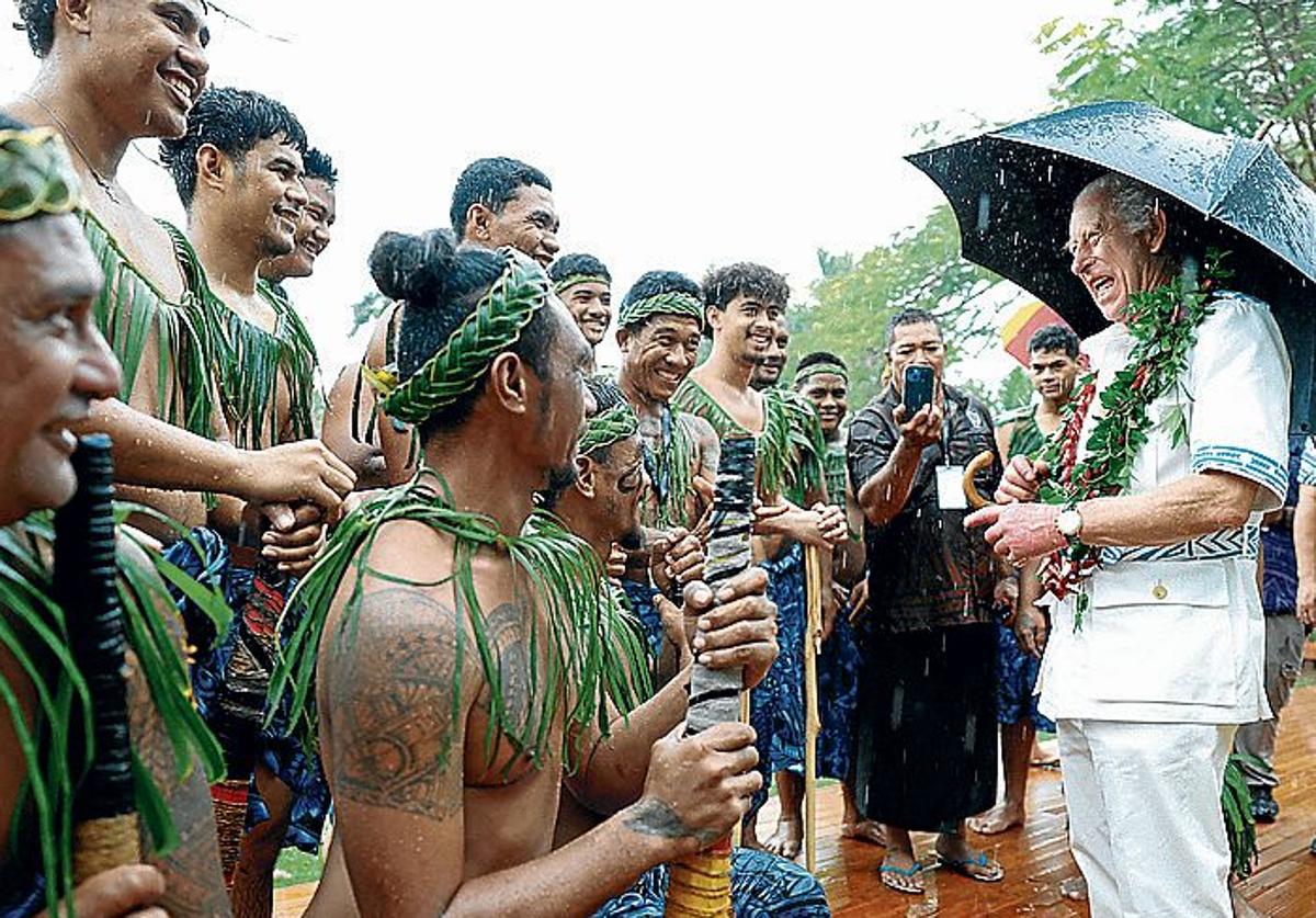 El monarca charla con aldeanos locales durante su visita a la Aldea Cultural de Apia en octubre de 2024.
