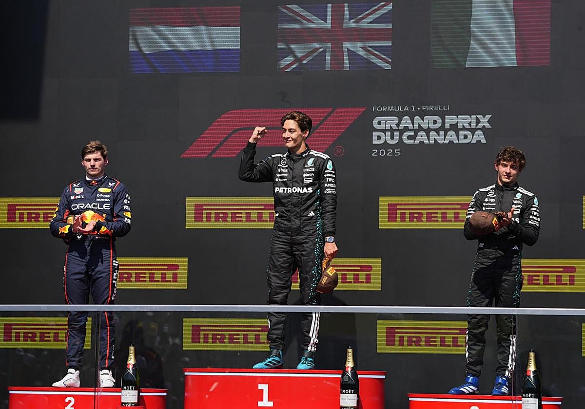 George Russell, en lo más alto del podio, entre Max Verstappen y Andrea Kimi Antonelli.