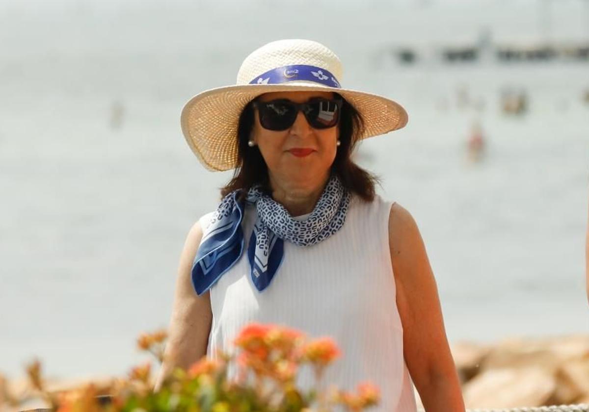 La ministra de Defensa, Margarita Robles, durante una exhibición aérea este domingo en San Javier (Murcia).