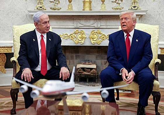 El presidente de Estados Unidos, Donald Trump, habla con el primer ministro israelí, Benjamin Netanyahu, en una pasada reunión en Washington.
