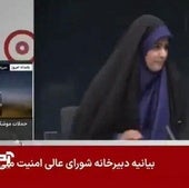 La locutora deja la mesa nada más quedarse el estudio a oscuras tras la explosión.