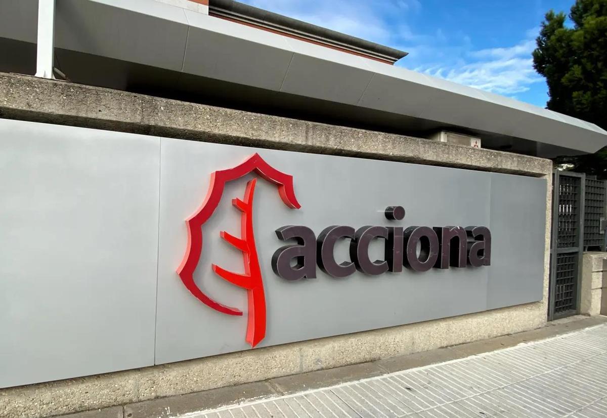 Logotipo de Acciona en la entrada de su sede en Madrid