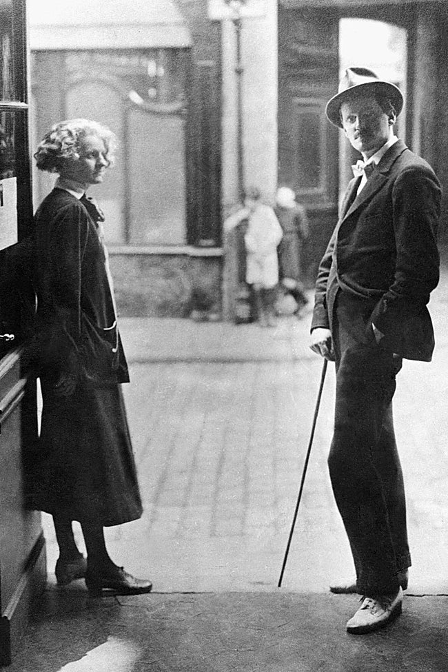James Joyce frente Sylvia Beach, propietaria de la librería parisina Shakespeare and Company y primera editora del 'Ulises' en 1922, cuando se tomó la imágen.
