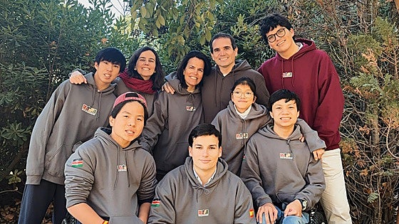 La familia con ocho hijos (cinco adoptados y con discapacidad) que escolariza niños con problemas en África