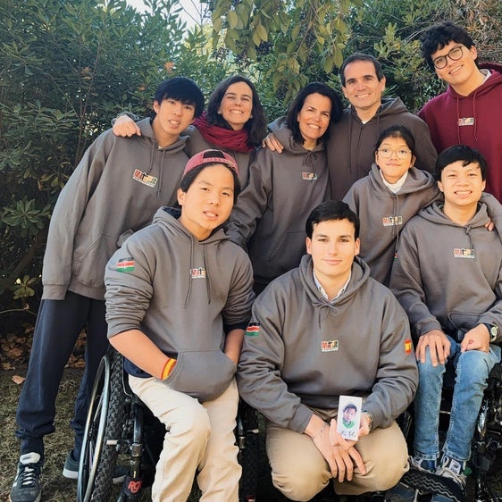 La familia Gómez-Samblas (los Matunda), con la foto del pequeño Borja, que falleció con seis años en 2017.