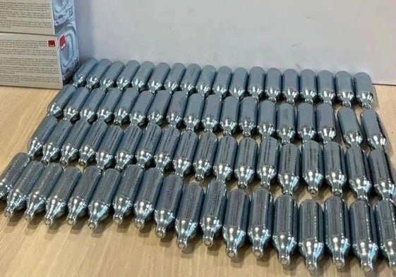 Imagen de las botellas de óxido nitroso intervenidas durante la actuación policial.