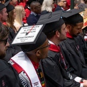 Un estudiante protesta en el acto de graduación, en Harvard.