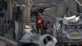 Rescatistas israelíes buscan entre los escombros en el lugar de un ataque con misiles iraníes esta madrugada en Bnei Brak.