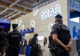 Gendarmes frente al stand del Ministerio de Defensa de Israel.