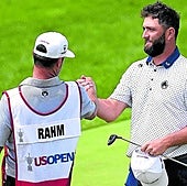 Rahm agradece el trabajo de su inseparable caddie Adam Hayes al término de su vuelta.