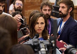 La líder de Podemos, Ione Belarra, en los pasillos del Congreso.