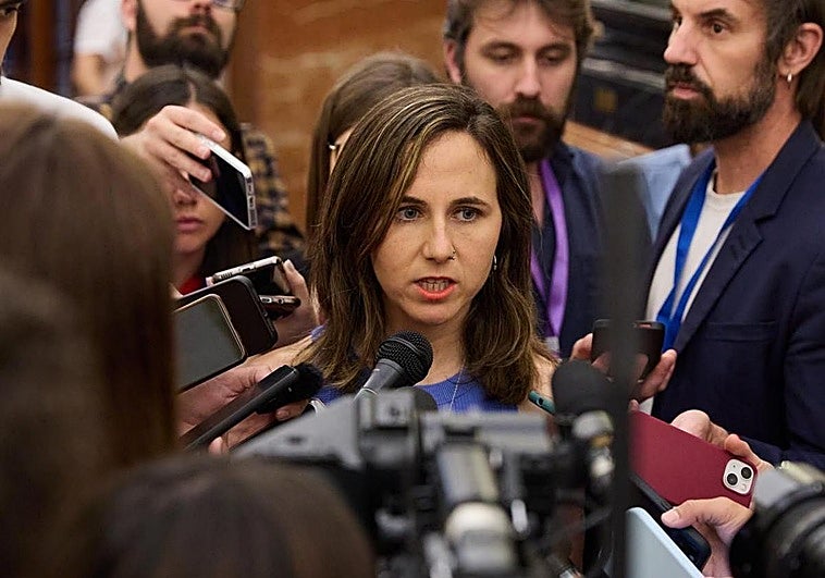 La líder de Podemos, Ione Belarra, en los pasillos del Congreso.