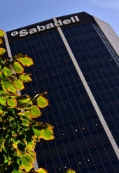 Banco Sabadell analiza la venta de su filial británica TSB en plena opa del BBVA