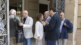 El director del MNAC, Pepe Serra, hablando con la consellera de cultura, Sònia Hernández (i) en las puertas del museo
