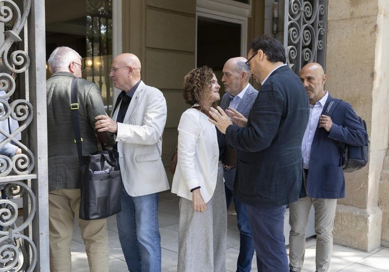 El director del MNAC, Pepe Serra, hablando con la consellera de cultura, Sònia Hernández (i) en las puertas del museo