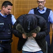 El médido sirio Alaa M. oculta su rostro al acudir este lunes a la Audiencia Superior de Fráncfort para escuchar el veredicto.