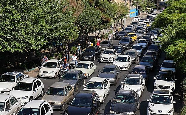 Atasco en una de las principales carreteras de salida de la capital ante el éxodo de sus vecinos.