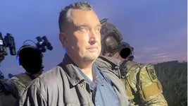 Vance Boelter, rodeado de agentes, fue localizado en una zona boscosa cercana a su domicilio.