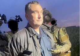 Vance Boelter, rodeado de agentes, fue localizado en una zona boscosa cercana a su domicilio.
