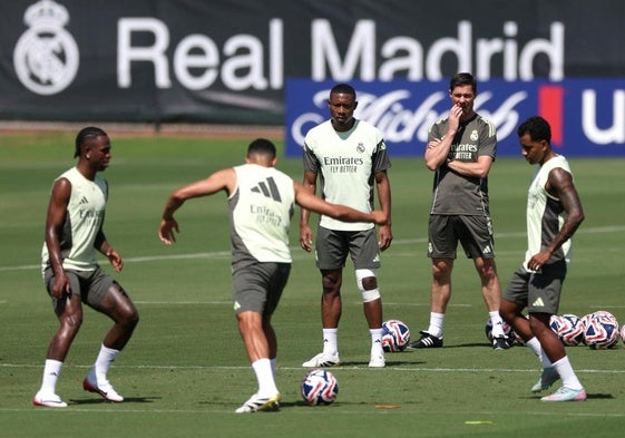 Xabi Alonso supervisa un entrenamiento del Real Madrid en Palm Beach.