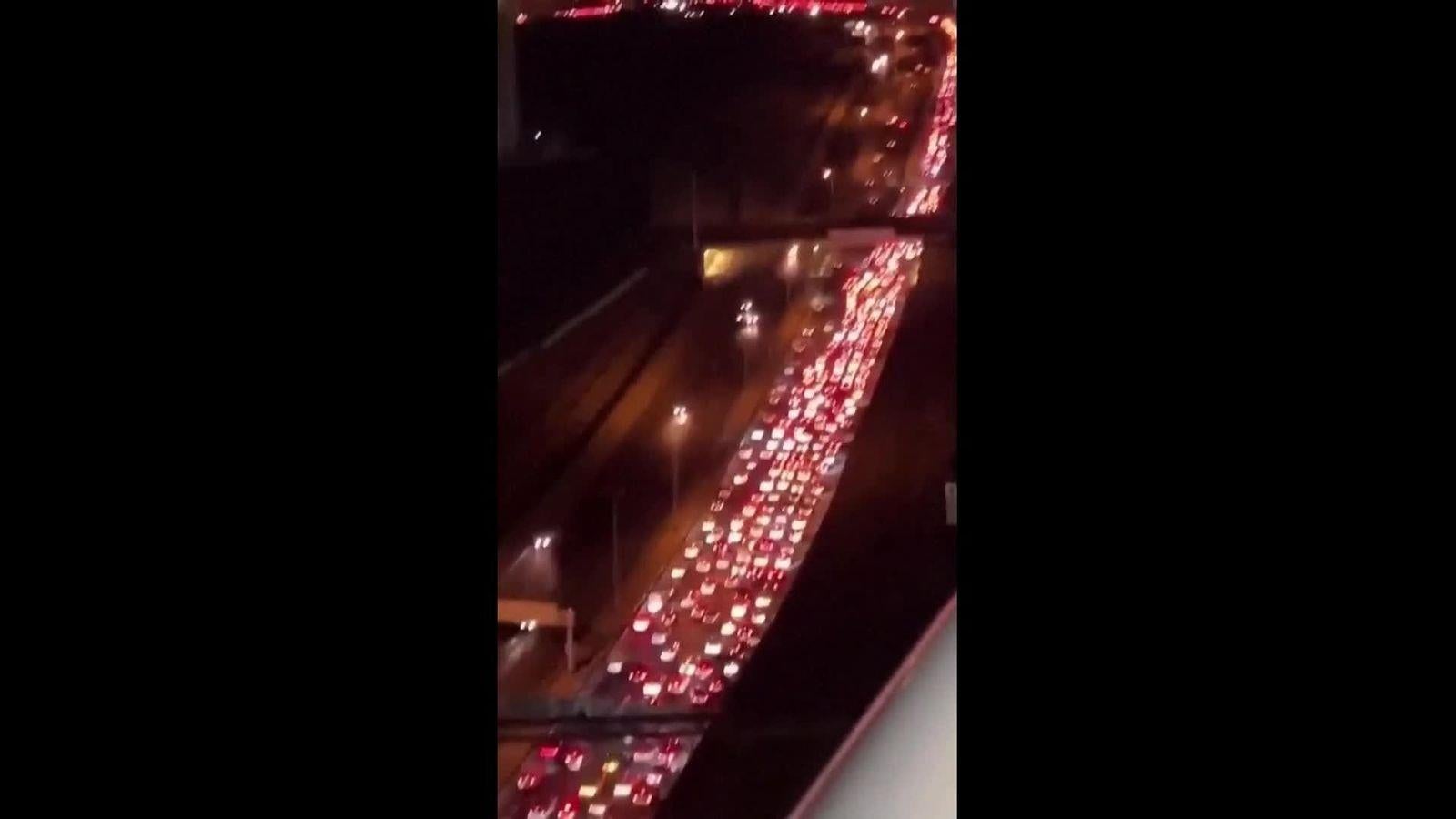 Impresionante atasco para salir de Teherán mientras los carriles de entrada apenas registran tráfico.