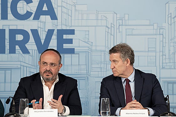Alejandro Fernández, junto a Alberto Núñez Feijóo el pasado enero en Barcelona.