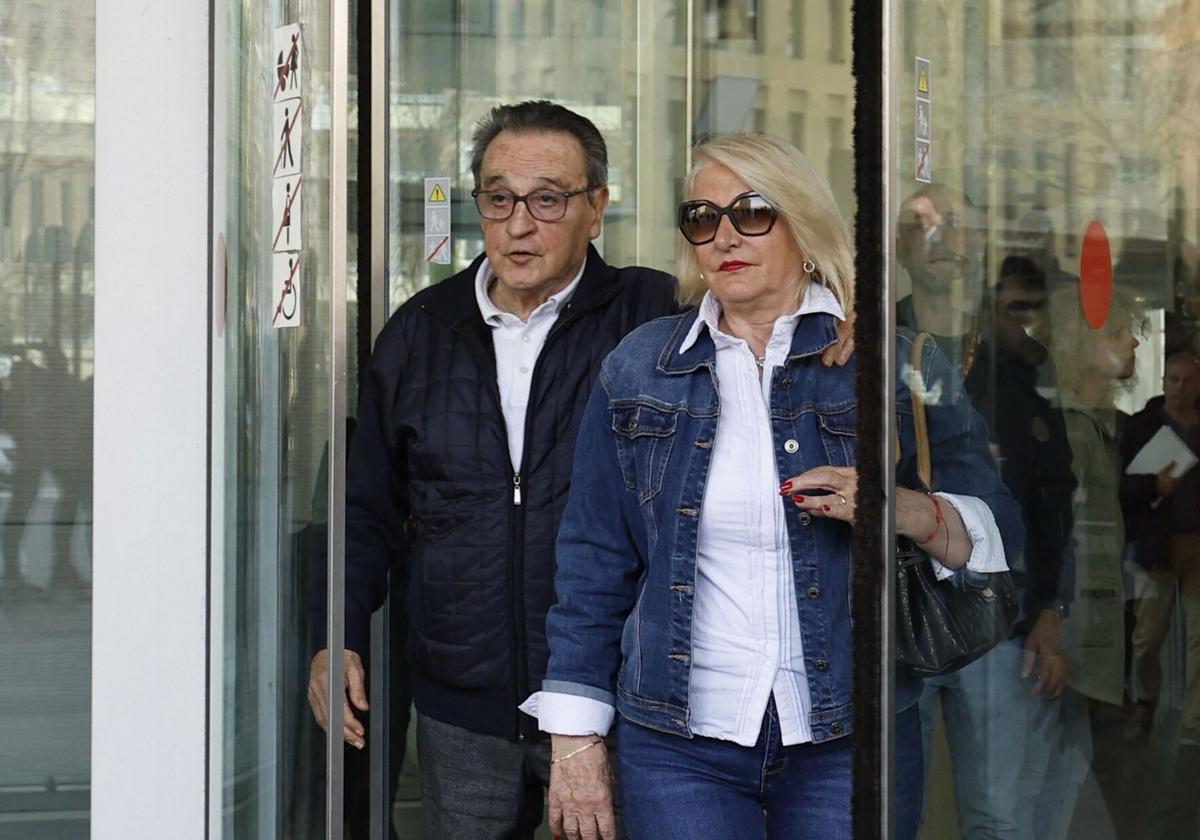 José María Enríquez Negreira leaves the courthouse.