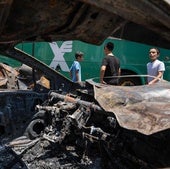 Residentes en la ciudad israelí de Haifa observan los daños causados por un ataque iraní.